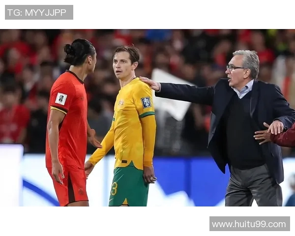 足球明星遭遇恶意犯规瞬间曝光引发球迷热议与愤怒